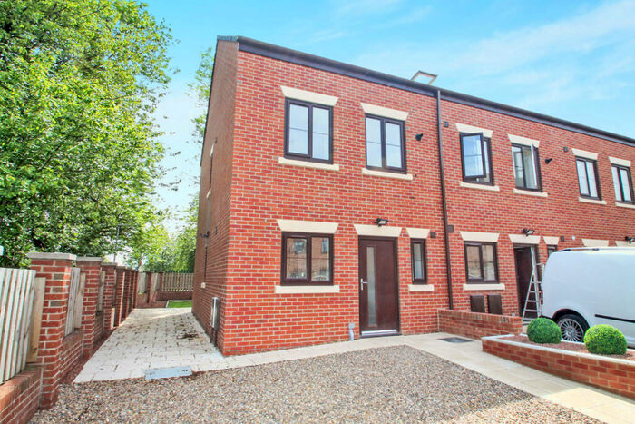 3 Bedroom Town House To Rent In Lewisham View, Morley, LS27