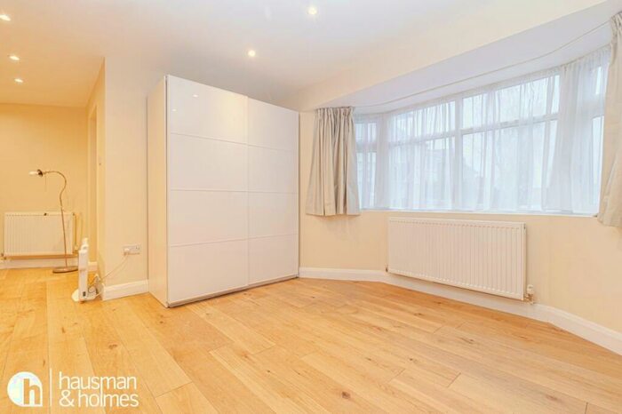 Flat To Rent In Garrick Avenue, Golders Green, NW11