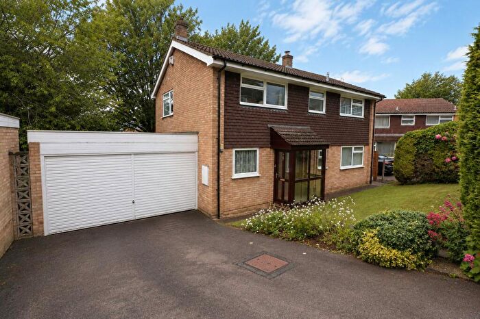 4 Bedroom Detached House For Sale In Chartwell Drive, Luton, Bedfordshire, LU2
