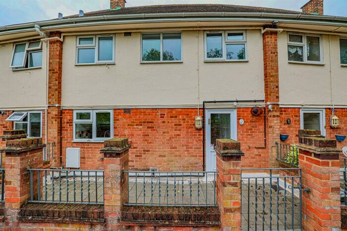 3 Bedroom Flat To Rent In Long Chaulden, Hemel Hempstead, HP1