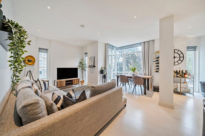 3 Bedroom Flat For Sale In Middleton Way, London, SE13
