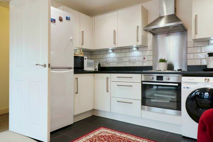 2 Bedroom Flat For Sale In Chadwick Road, Langley, SL3