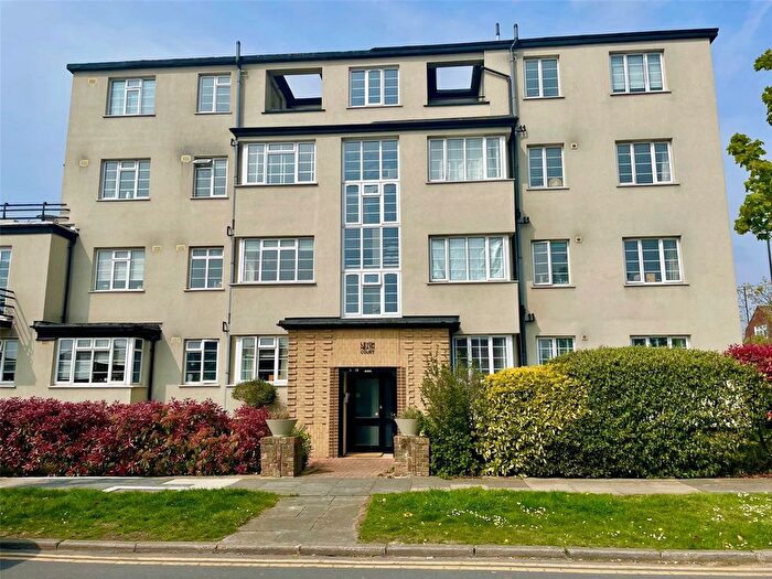 2 Bedroom Flat For Sale In London Road, Leigh-On-Sea, Essex, SS9