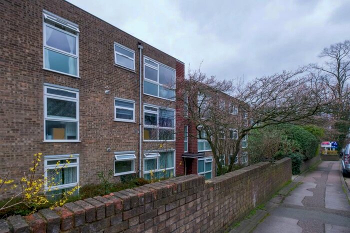 2 Bedroom Flat To Rent In Palmerston Road, Buckhurst Hill, IG9