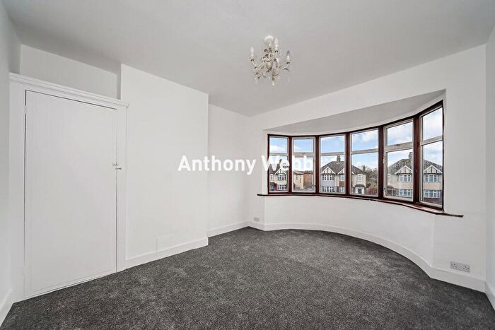3 Bedroom Terraced House For Sale In North Circular Road, Palmers Green, N13