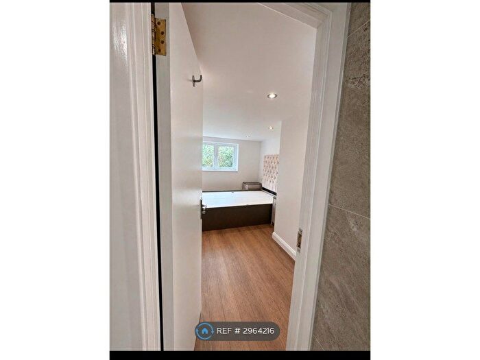 Studio To Rent In Hanworth Road, Hounslow, TW3