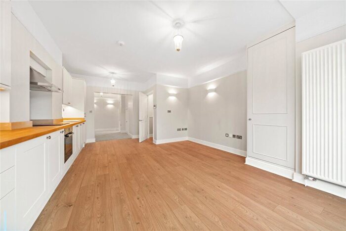 1 Bedroom Flat For Sale In Waterford House, Broomfield Lane, London, N13