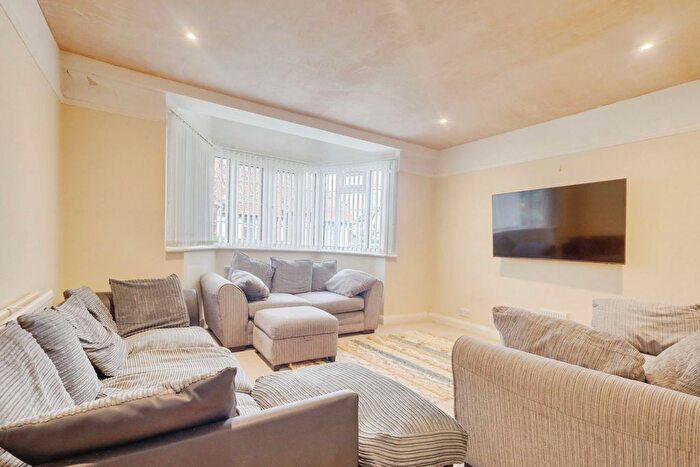 2 Bedroom Flat For Sale In Linden Court, Leigh-On-Sea, SS9