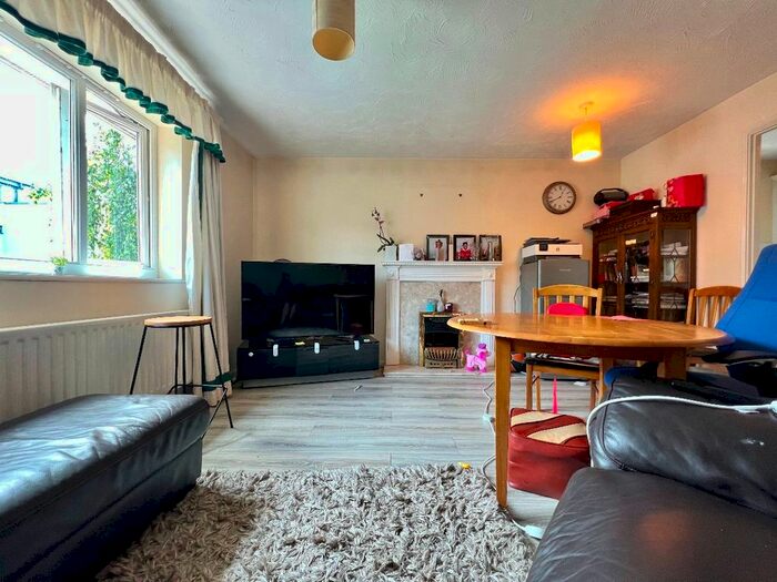2 Bedroom Flat To Rent In Bodiam Court, Maidstone, ME16