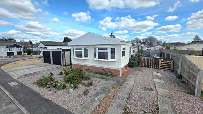 2 Bedroom Park Home For Sale In Lindum Park, Ruskington, NG34