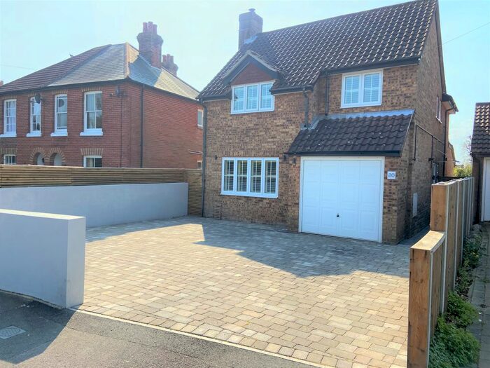 4 Bedroom Detached House To Rent In Crescent Road, Locks Heath, Southampton, SO31