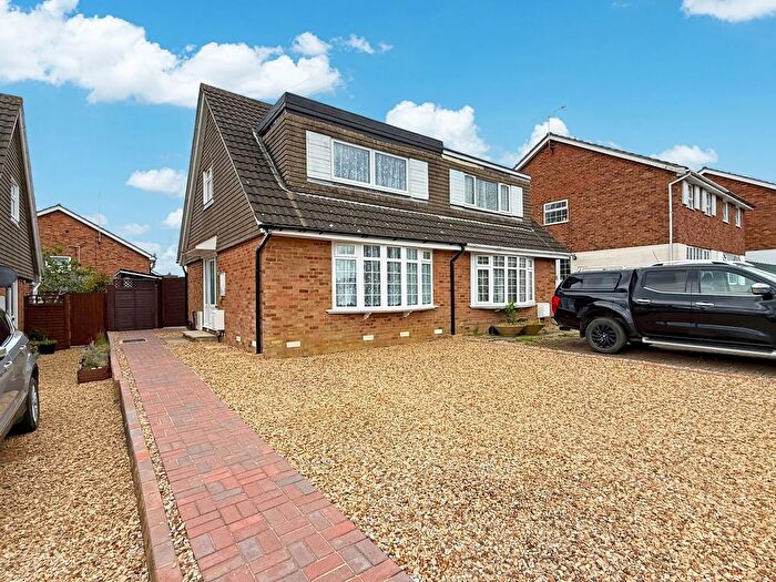 3 Bedroom Semi-Detached House For Sale In Dingle Road, Rushden, Northamptonshire, NN10