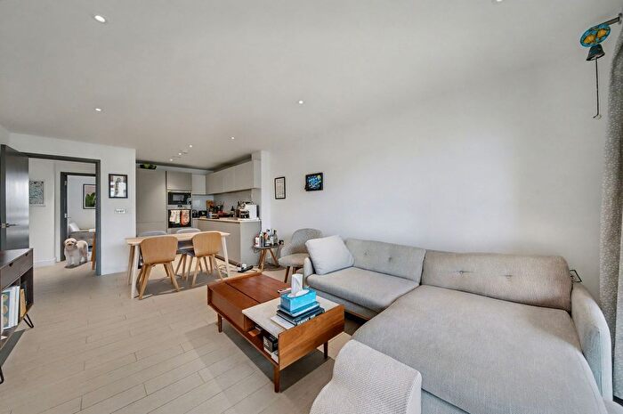 2 Bedroom Flat For Sale In Canalside Square, London, N1