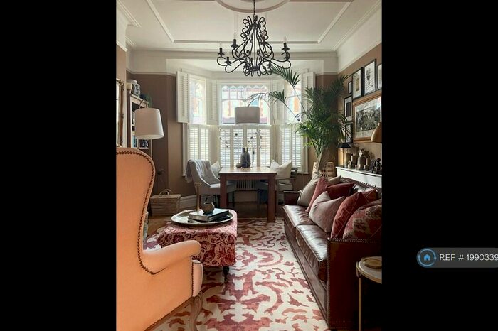 2 Bedroom Flat To Rent In Bowood Road, London, SW11