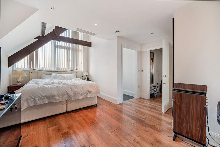 2 Bedroom Link Detached House For Sale In Parkview Way, Epsom, KT19
