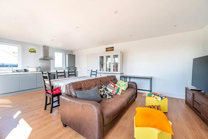 3 Bedroom Flat To Rent In Fifth Avenue, Manor Park, London, E12