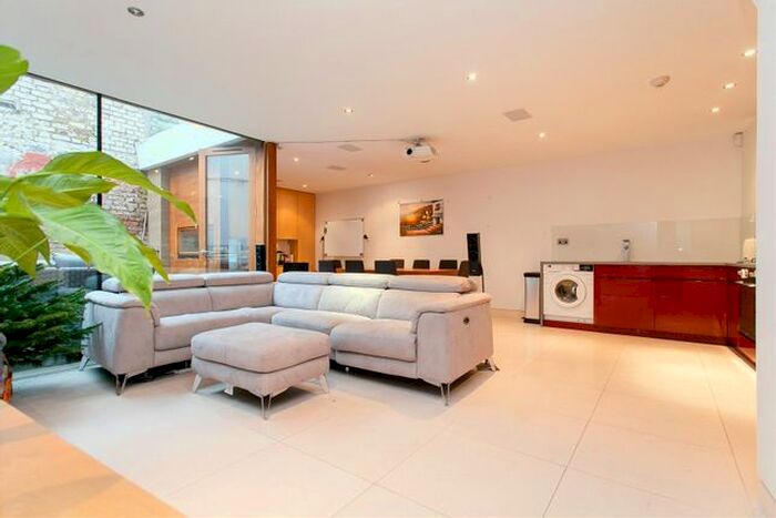 2 Bedroom Terraced House To Rent In Chapel Market, Angel, N1