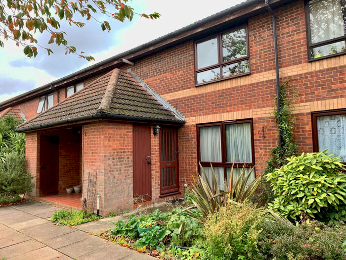 2 Bedroom Apartment To Rent In Green Road, London, N14