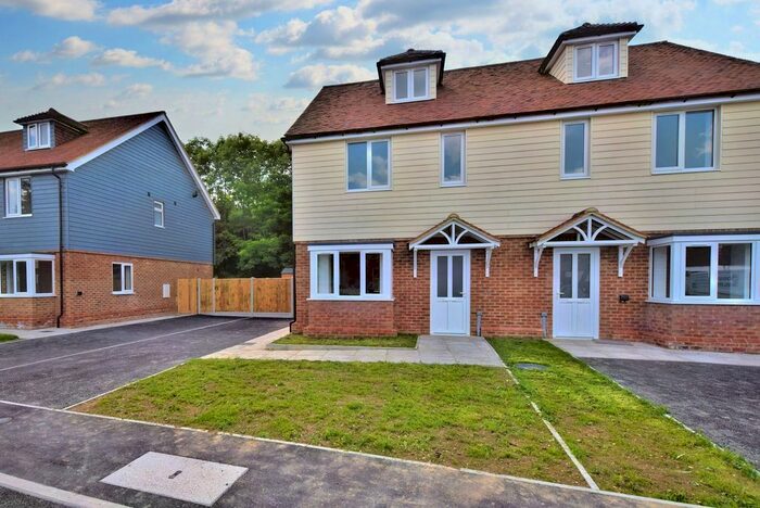 3 Bedroom Town House For Sale In Mathews Court, Warehorne Road, TN26