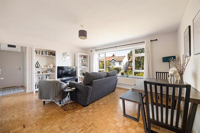 2 Bedroom Apartment For Sale In Horn Lane, Woodford Green, IG8
