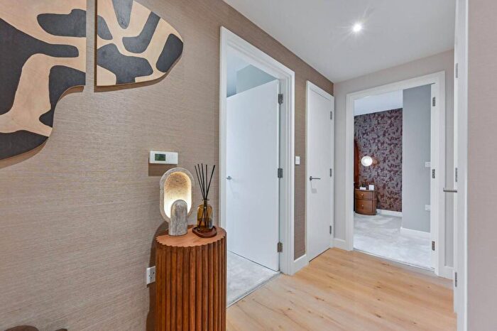 3 Bedroom Flat For Sale In Lombard Square, Plumstead, SE28