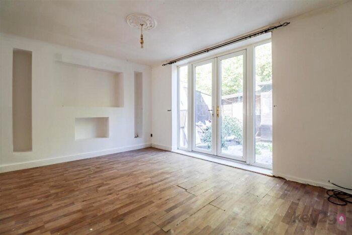 3 Bedroom Terraced House For Sale In Shortbrook Close, Westfield, Sheffield, S20