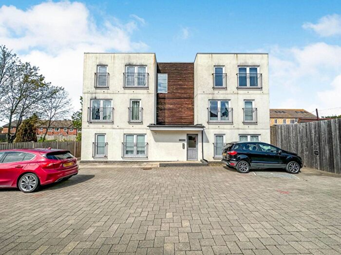 2 Bedroom Flat For Sale In King Street, Stanford-Le-Hope, SS17