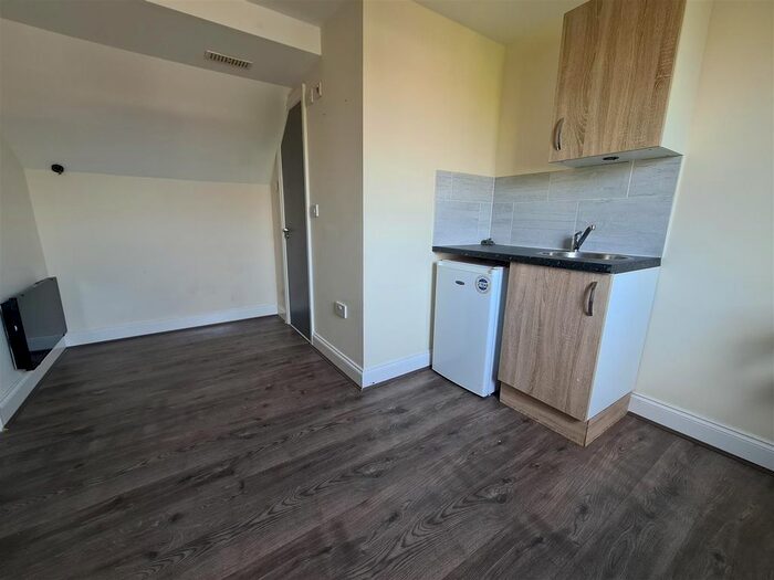 1 Bedroom Flat To Rent In Hind Crescent, Erith, DA8