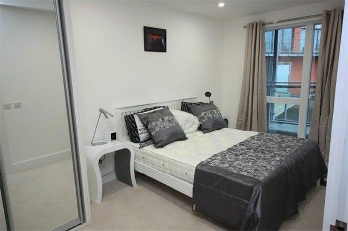 2 Bedroom Flat To Rent In Gallery Apartments, Lamb Walk, London, SE1