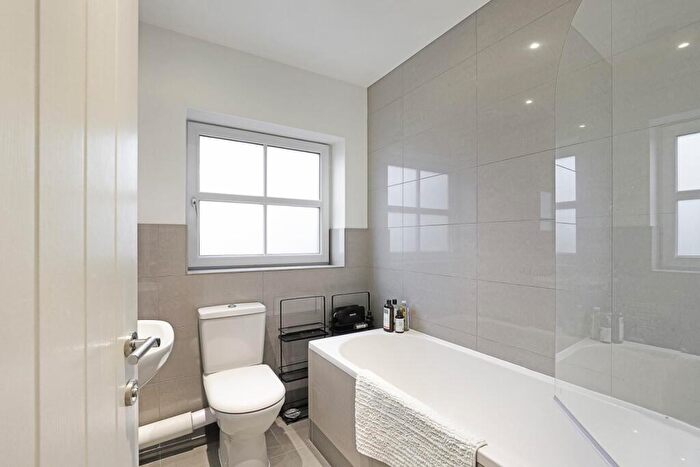 2 Bedroom Apartment For Sale In Hemnall Street, Epping, CM16