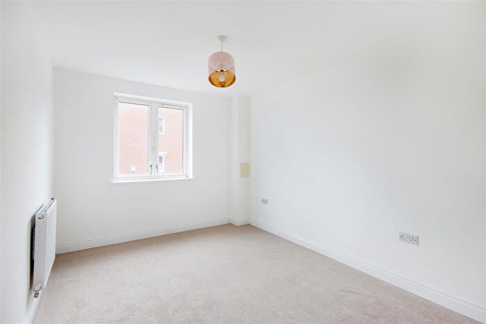 2 Bedroom Flat For Sale In Chalfont Road, London, SE25