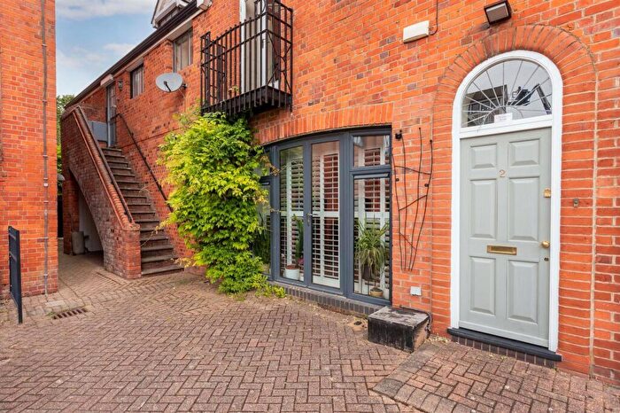 2 Bedroom Flat For Sale In New Street, Henley-On-Thames, RG9