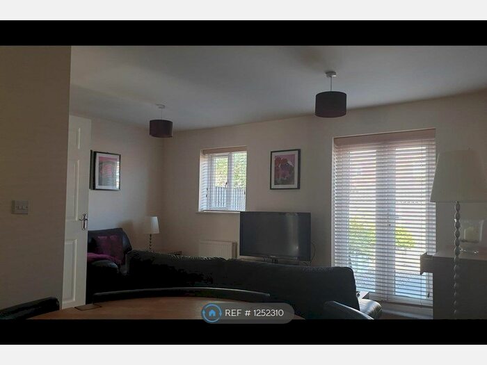 3 Bedroom Semi-Detached House To Rent In Abbeyfield Close, Stockprt SK3