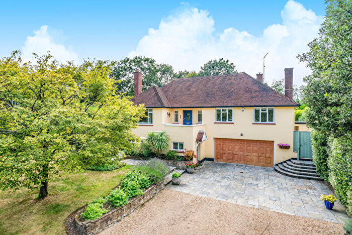 5 Bedroom Detached House For Sale In Manor Walk, Weybridge, KT13