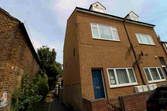 2 Bedroom Flat To Rent In William Street, Grays, Essex, RM17
