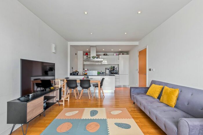 2 Bedroom Flat To Rent In Alexander Avenue, Battersea, London, SW11