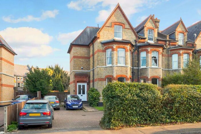 1 Bedroom Flat To Rent In Surbiton Hill Park, Surbiton, KT5