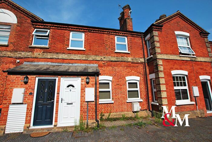 2 Bedroom Cottage To Rent In Pinecrest Mews, Linslade, LU7