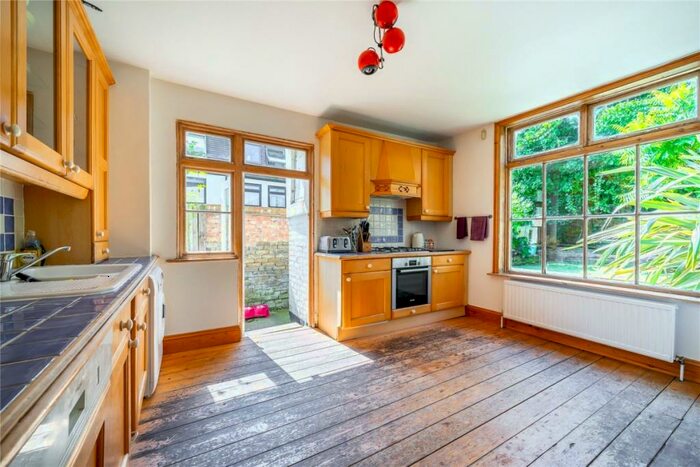 2 Bedroom Maisonette To Rent In Alexandra Gardens London, N10