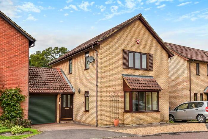 3 Bedroom Link Detached House To Rent In Hardy Green, Crowthorne, RG45