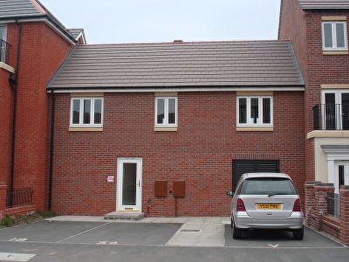 2 Bedroom Flat To Rent In Dunoon Drive, Lanesfield, Wolverhampton, WV4