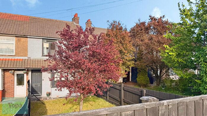 2 Bedroom Terraced House For Sale In Skimpot Road, Luton, LU4
