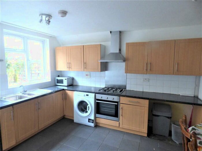 3 Bedroom Town House To Rent In Nelson Street, Whitechapel, London, E1