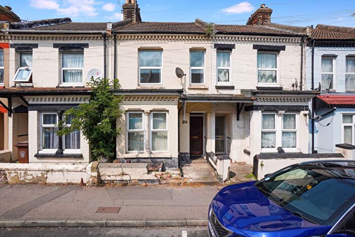 1 Bedroom Flat To Rent In Balmoral Road, Gillingham, ME7