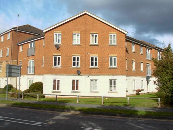 2 Bedroom Flat To Rent In St Lukes Court, Hatfield, AL10