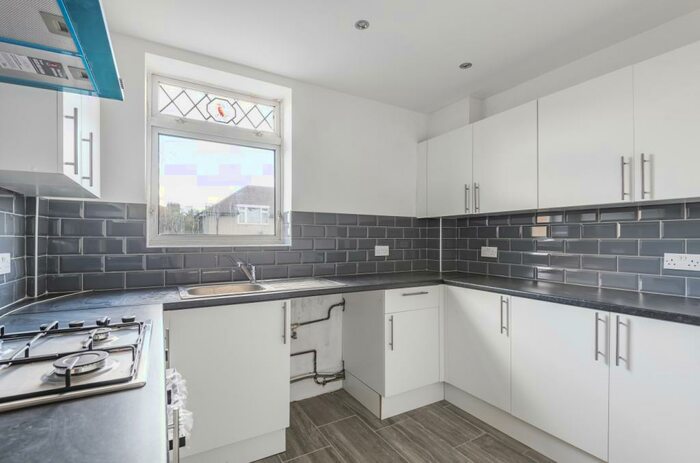 3 Bedroom Flat To Rent In Adolf Street London, SE6