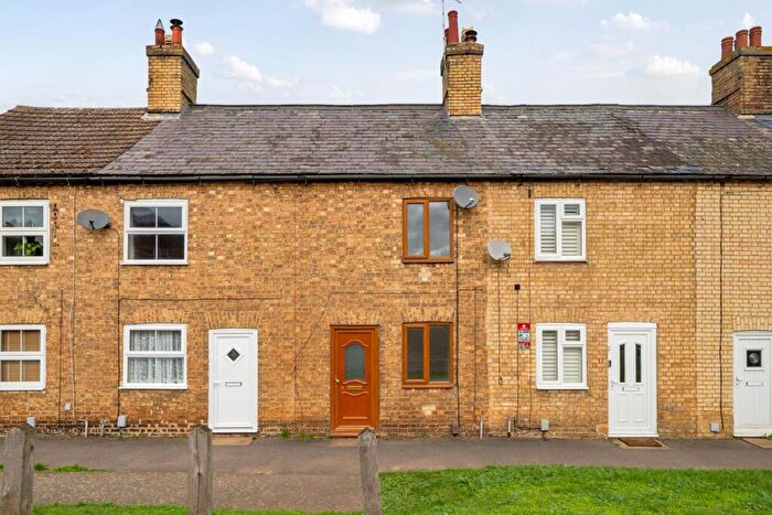 2 Bedroom Cottage For Sale In Ampthill Road, Shefford, SG17