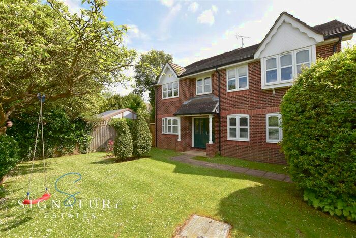 2 Bedroom Flat To Rent In Foxlands Close, Leavesden, Watford, WD25