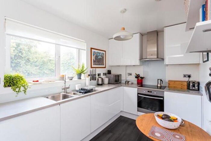 2 Bedroom Apartment For Sale In Highbury Quadrant, London, N5