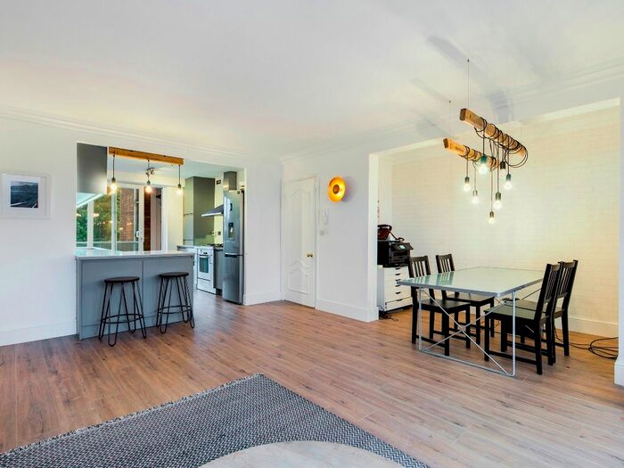 2 Bedroom Flat To Rent In Brynfield Court, Langland, Swansea, SA3